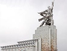 Монумент «Рабочий и колхозница» (Москва), музей и постамент